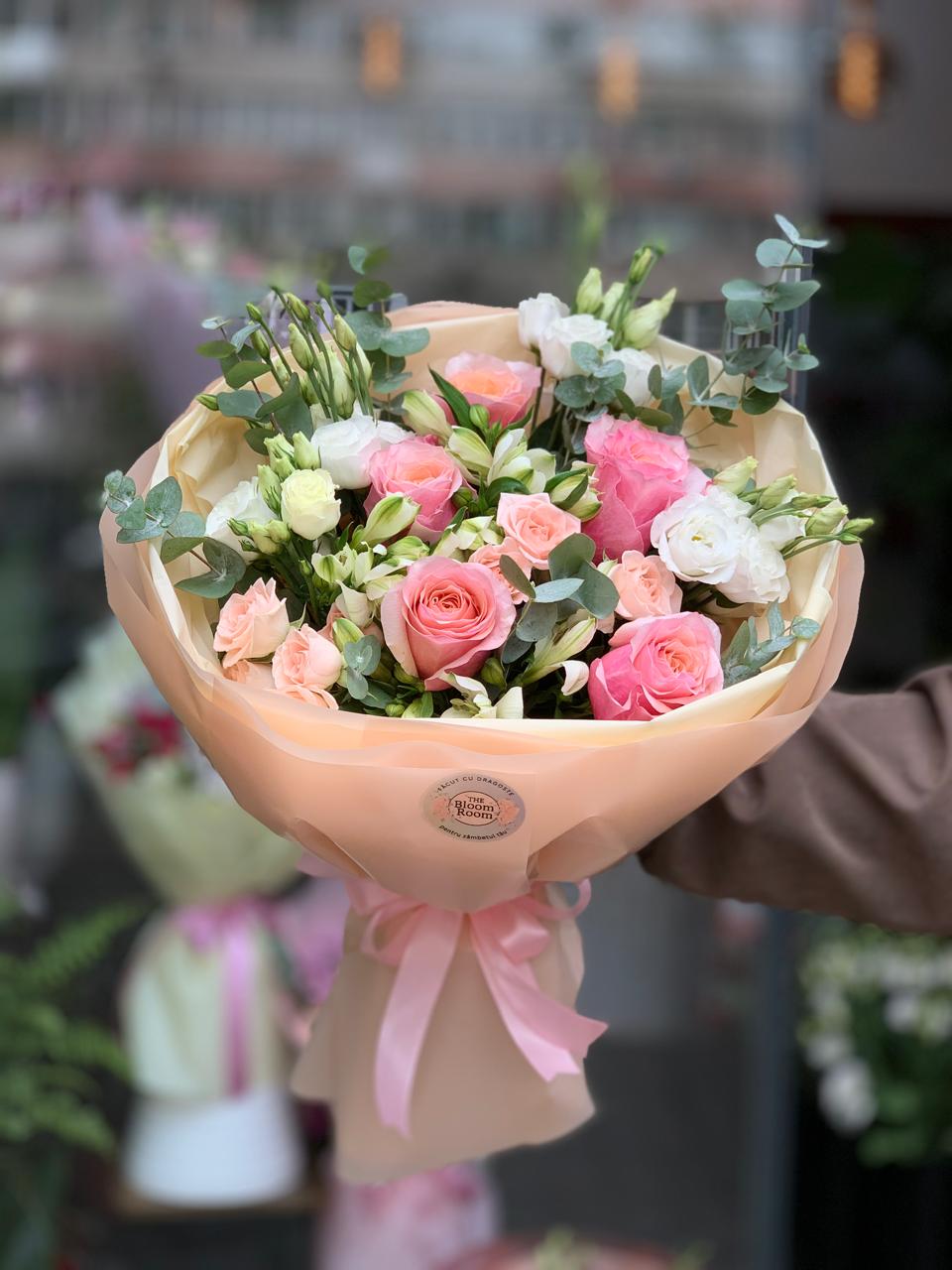 Bouquet con rose spray rosa pallido e alstroemeria verde